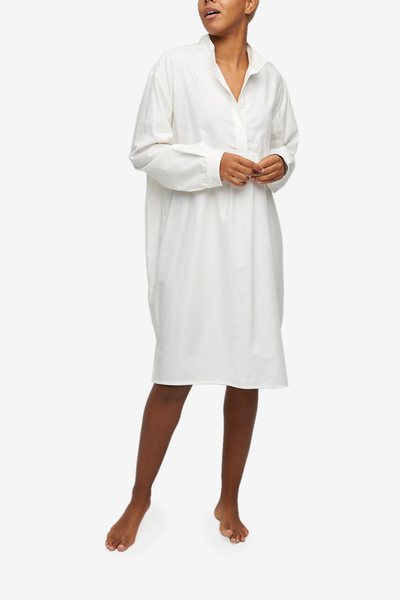 Below the knee length traditional night shirt with long sleeves. Made from a luxe, hugh-quality cotton cashmere blend in a creamy winter white.