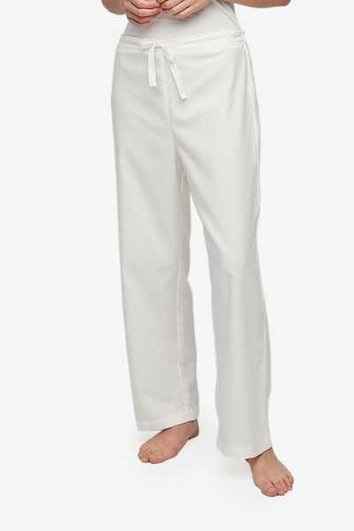 Classic pyjama pant with a drawstring front and elastic back waist. A cotton cashmere blend in a water white colour.