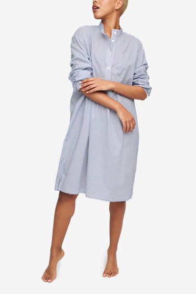 A knee-length sleep shirt with long sleeves and a stand collar. A white cotton shirting fabric with a small, blue geometric pattern that reminds us of tiles.