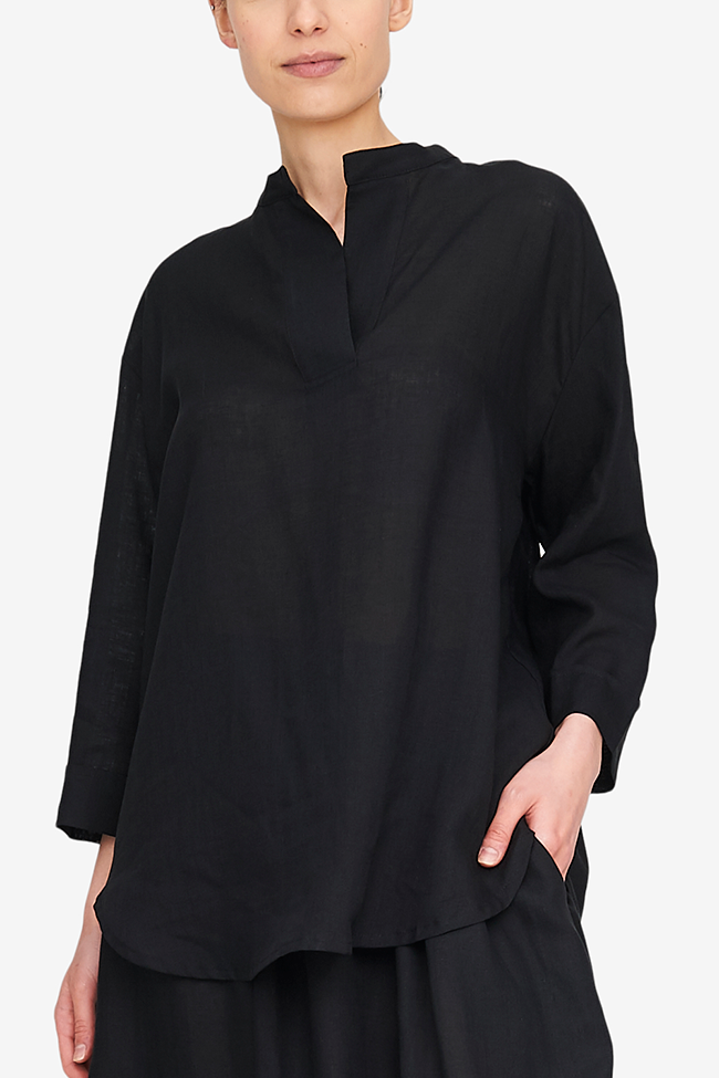 A simple design that's easy to wear, this Slip On Top can be worn to sleep for during the day. Either way, you'll be comfortable and chic. In our best-selling black linen. 